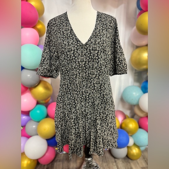 Universal Thread Dresses & Skirts - Universal Thread Black Floral V‎ Neck Dress Womens Large Short Sleeve NWT